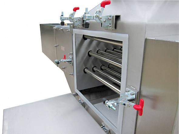 Auto Shuttle Magnetic Separator for dry powers and granulate